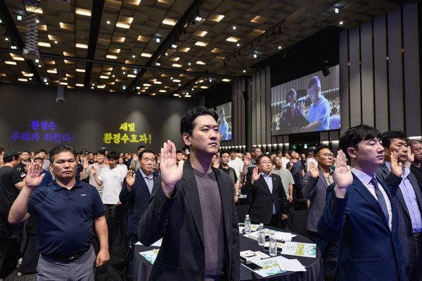 지난 7월 수원컨벤션센터에서 새빛환경수호자 발대식이 열린 가운데 999명의 환경수호자들이 실천 다짐 퍼포먼스를 하고 있다.