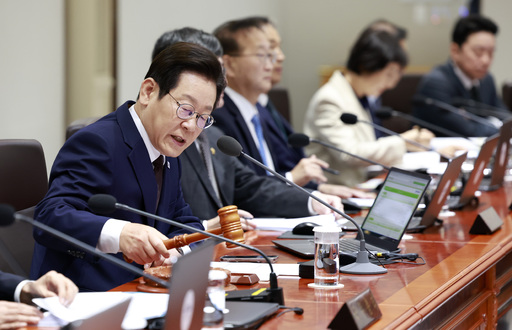 이재명 대통령이 14일 서울 용산 대통령실 청사에서 열린 국무회의에서 의사봉을 두드리며 개회선언을 하고 있다. [대통령실통신사진기자단]