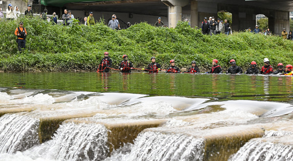 14일 의정부시 중랑천에서 중앙119구조본부 대원들이 전날 불어난 물에 빠져 실종된 중학생 A군을 찾기위한 수중수색 작업을 진행하고 있다.김태완 기자 lift@kihoilbo.co.kr