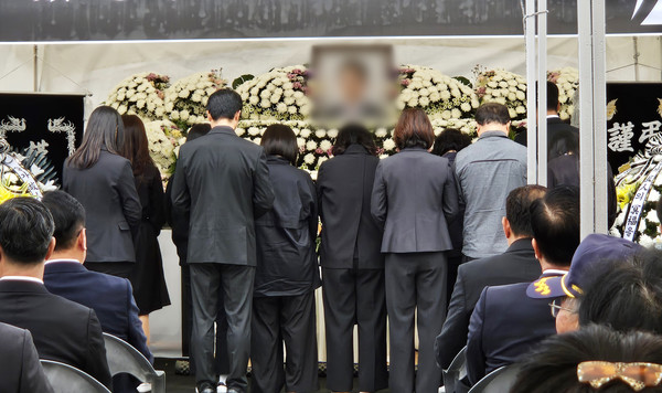 민중기 특별검사팀에서 조사받은 뒤 숨진 경기 양평군청 소속 50대 사무관(5급) A 씨의 영결식이 14일 경기 양평군청에서 엄수되고 있다. /연합뉴스