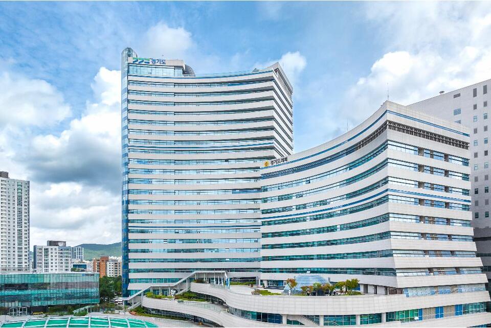 경기도청 · 경기도의회 전경.<경기도 제공>