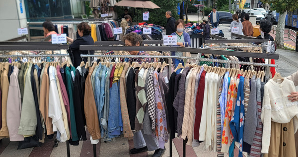 가을비가 그치고 쌀쌀한 날씨를 보인 14일 인천시 남동구의 한 백화점 앞에서 시민들이 가을 의류를 살펴보고 있다. 이진우 기자 ljw@kihoilbo.co.kr