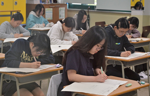 2026학년도 대학수학능력시험을 앞두고 전국 연합학력평가가 실시된 14일 인천시 남동구 신명여자고등학교에서 3학년 수험생들이 시험을 치르고 있다. 이진우 기자 ljw@kihoilbo.co.kr
